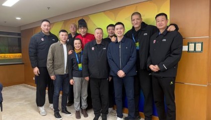 欧冠最新版-杨鸣卸任辽篮主帅现身CBA杯举办地：社媒晒与巴特尔等名宿合照