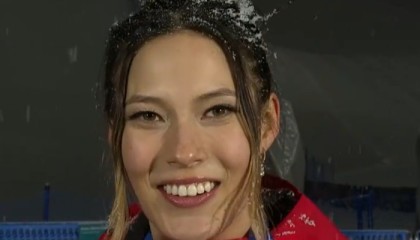 不再希望理解？谷爱凌夺金后疏忽了地上的红旗，但没忘记披上国旗|冬奥会|金牌|米兰冬奥会|米兰|意大利_新浪体育_新浪新闻