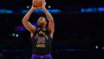 又追上来了！斯玛特接东契奇传球追身三分飚中 卢再次暂停